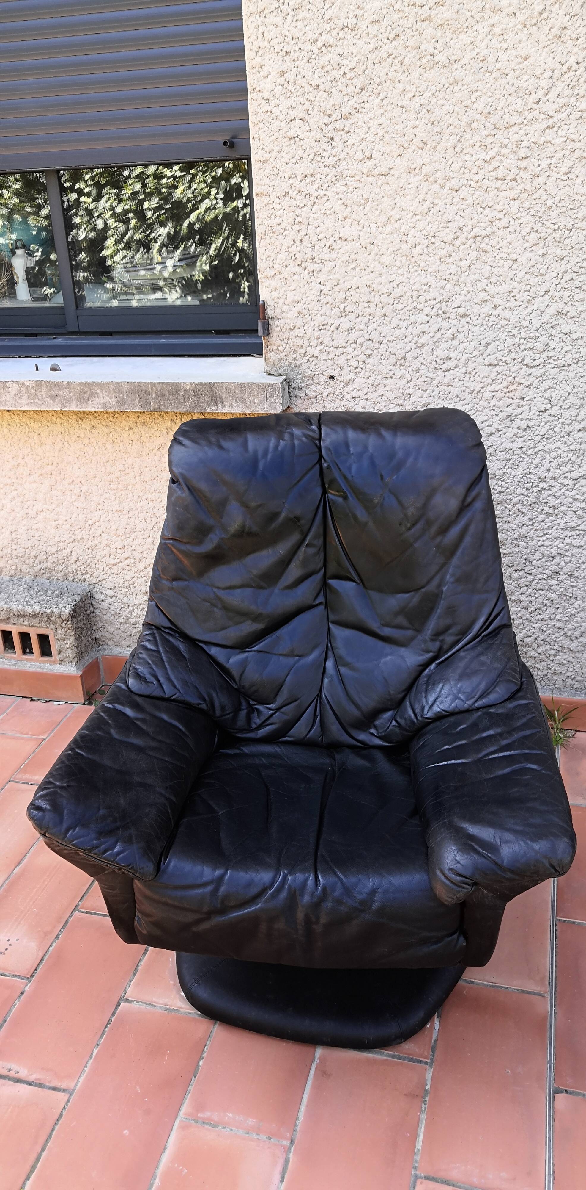 Fauteuil cuir scandinave pivotant pied central 1970 vintage