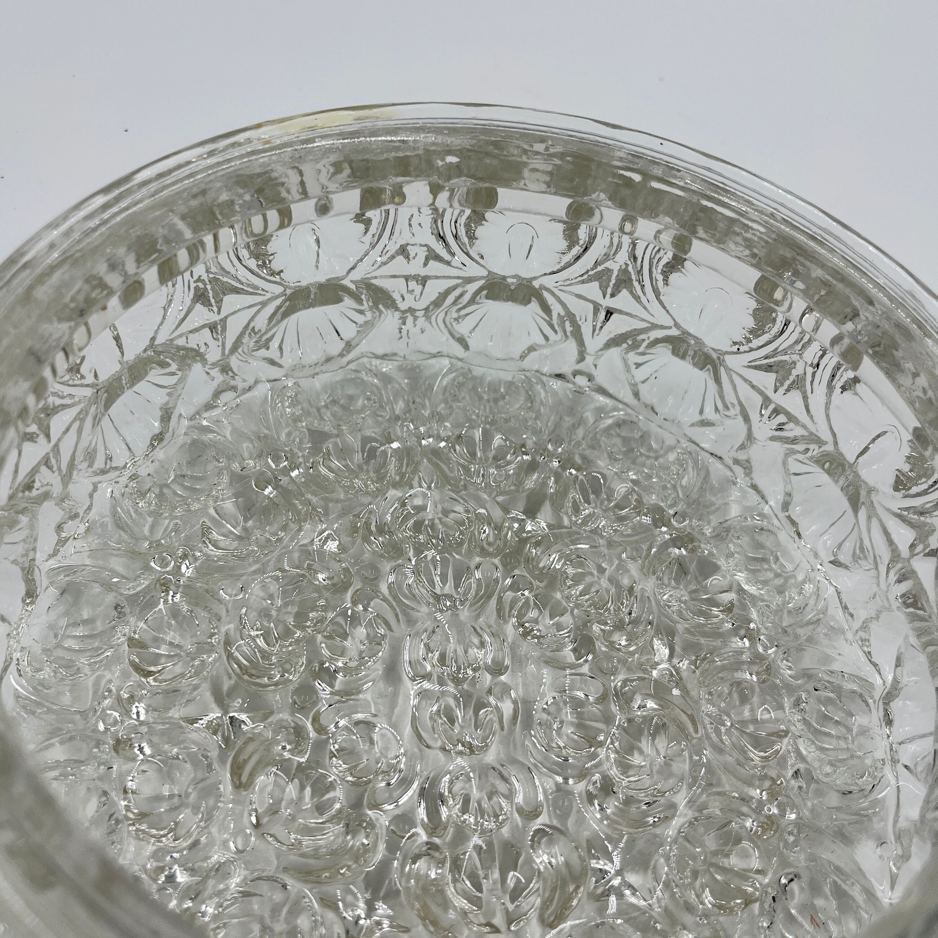 Cast glass ceiling lamp with relief