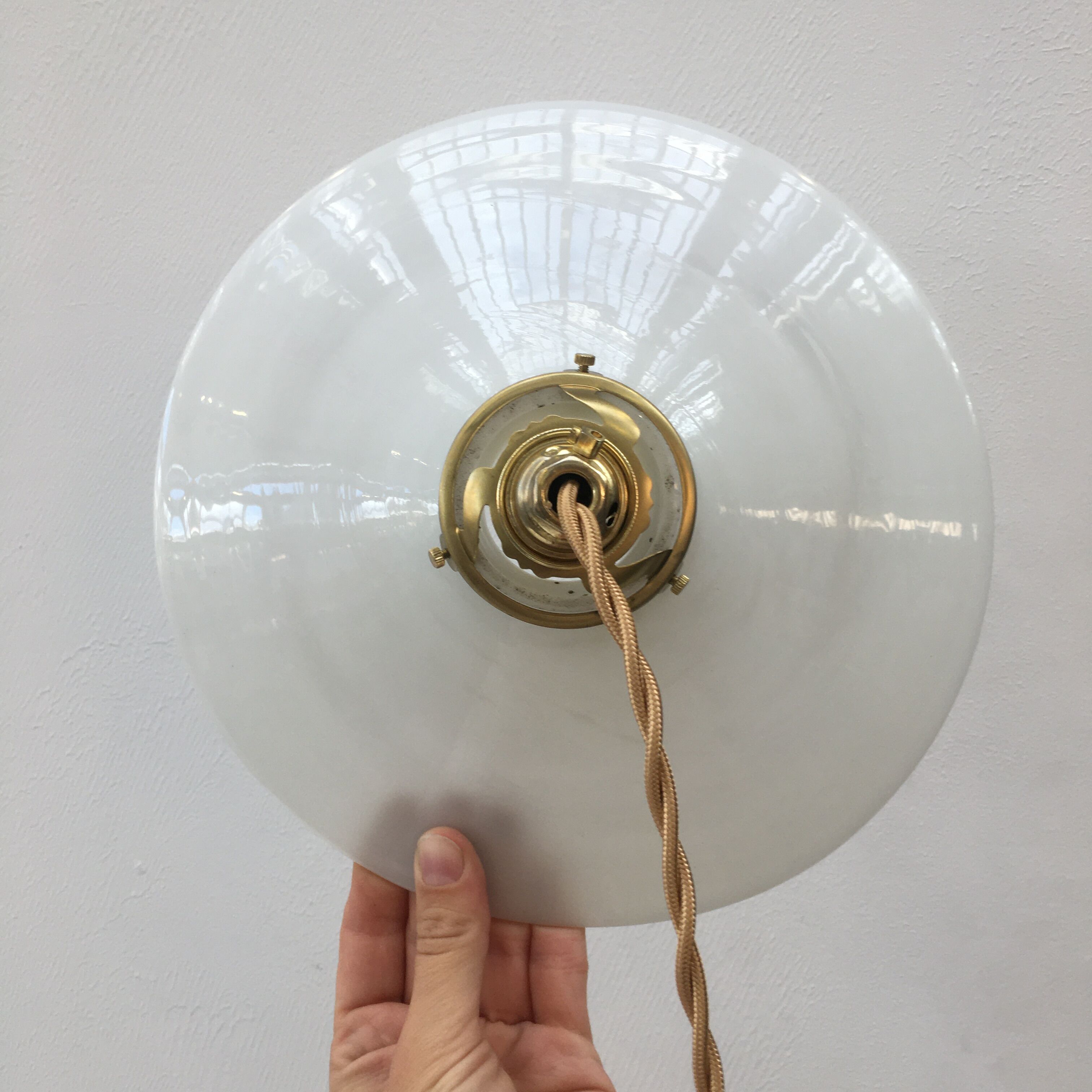 Paire de suspensions en opaline blanche