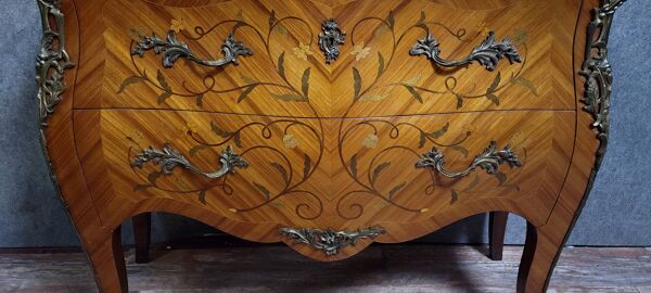 Commode sauteuse galbée , estampillée , style Louis XV en marquéterie