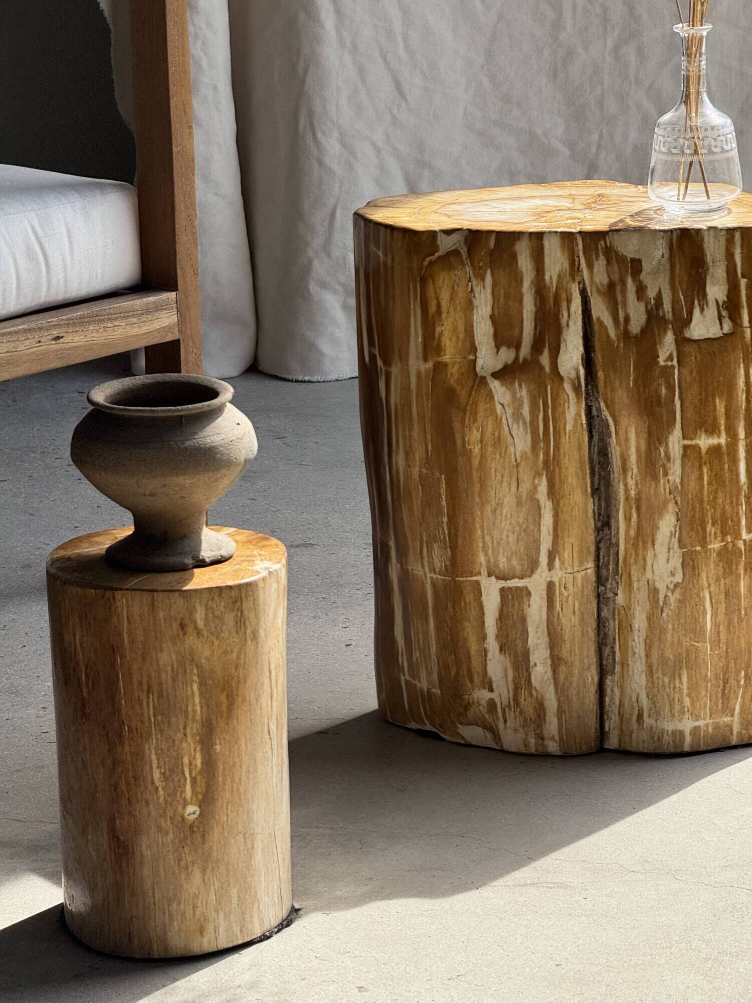 Table d'appoint en bois pétrifié orange doré et blanche ovale H46 D38 - 333