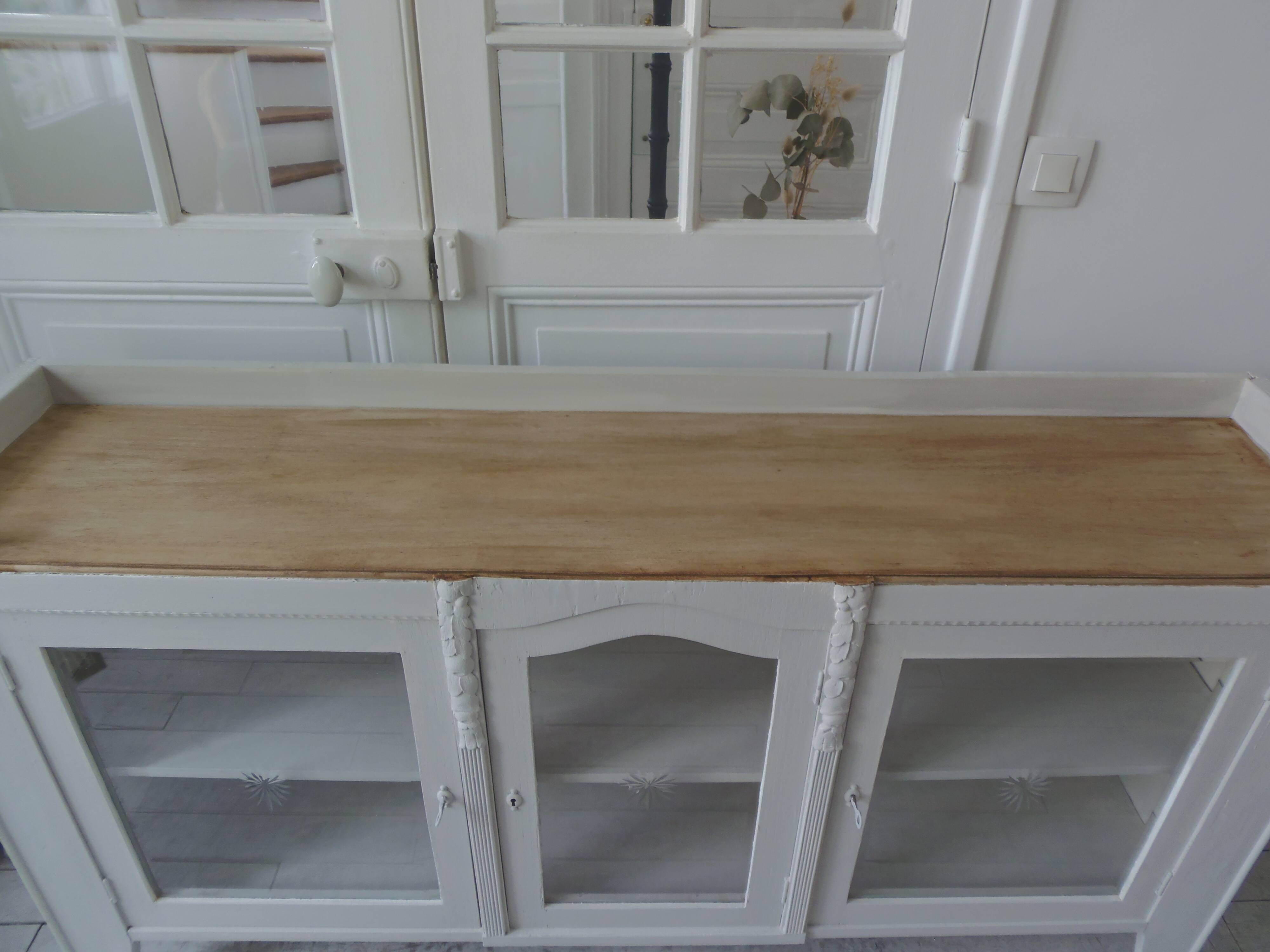 Vitrine, console vintage réenchantée en gris perle, plateau bois.