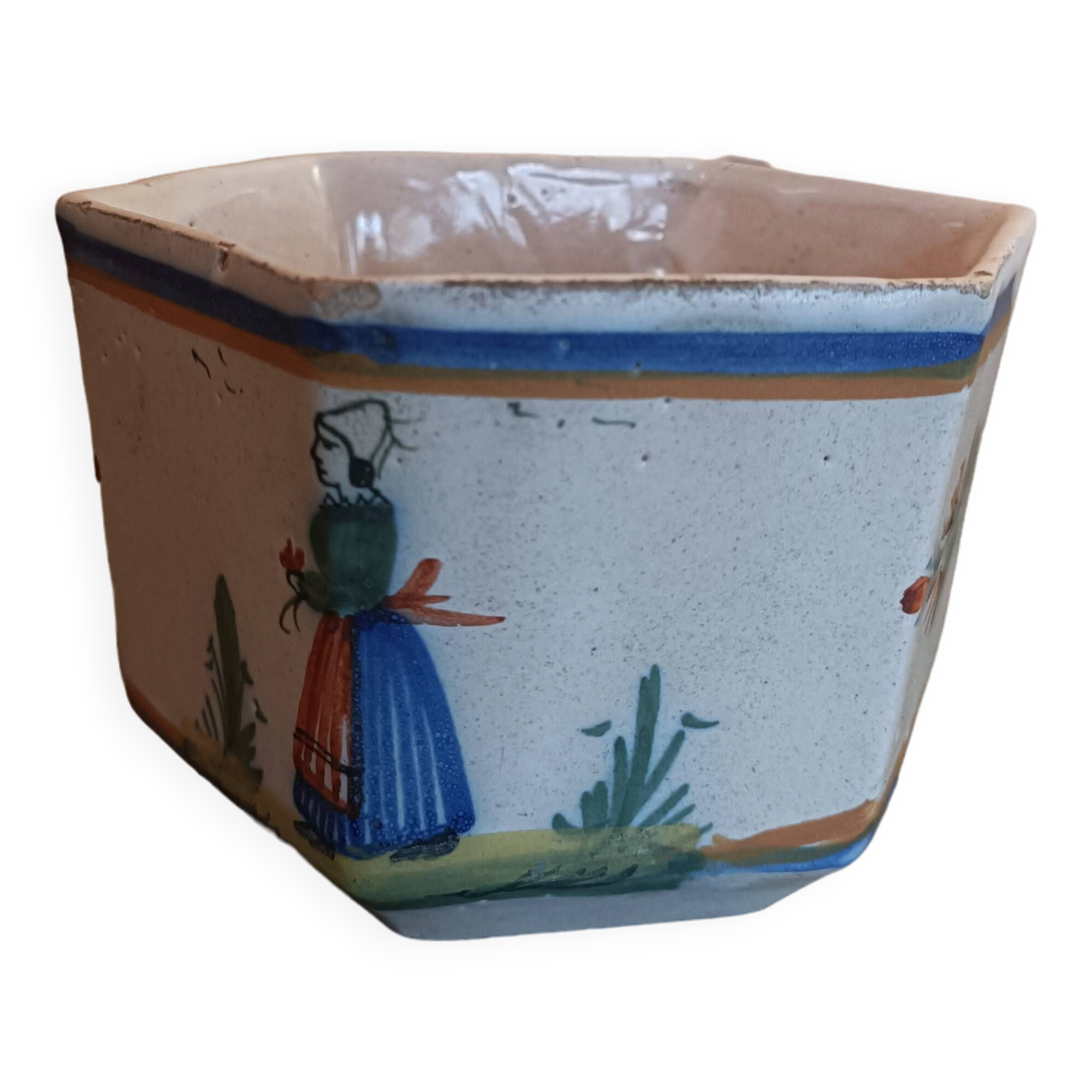 Hexagonal cup signed Henriot HR Quimper 7. Good condition.