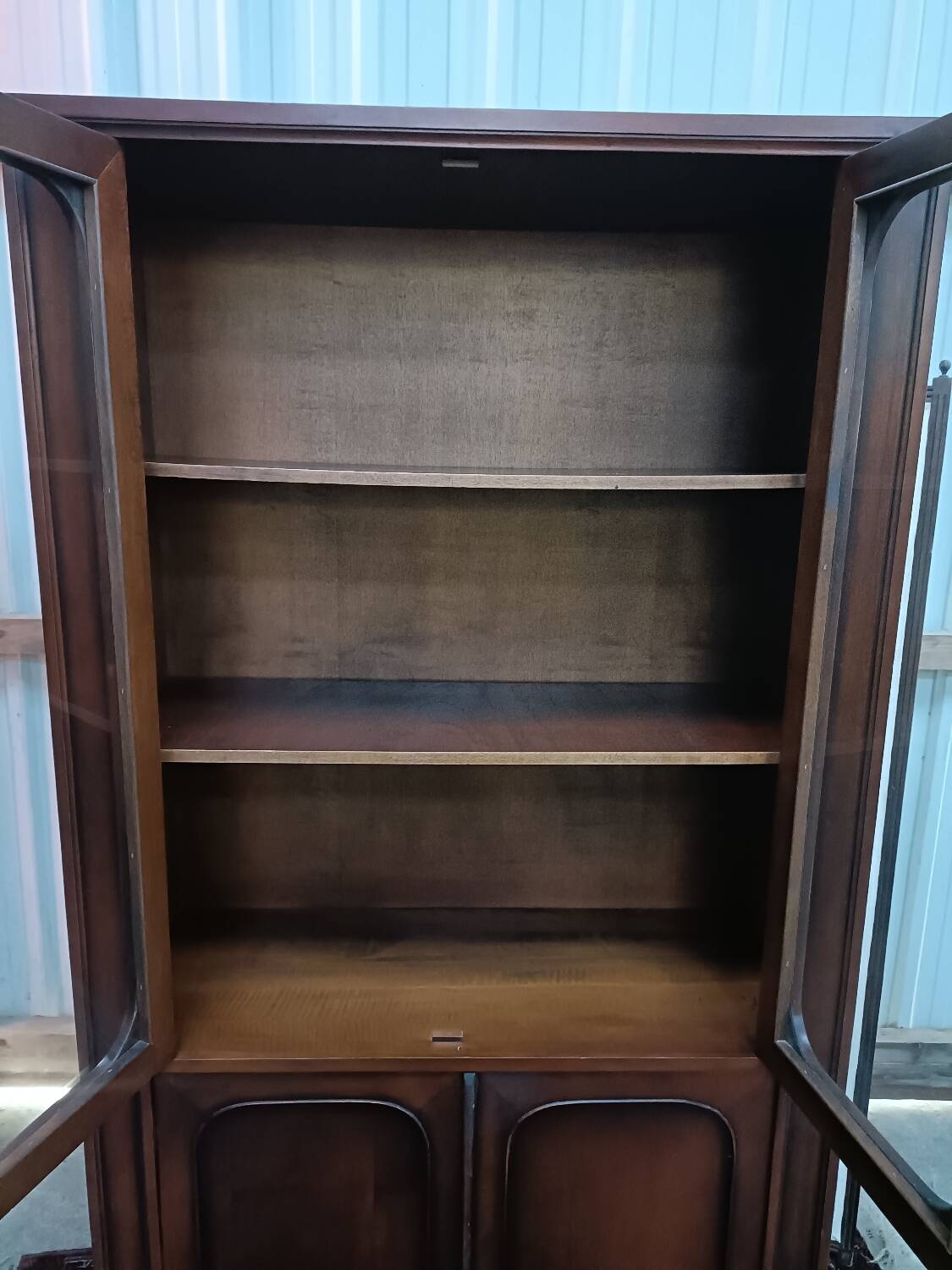 Vaisselier style classique avec partie vitrine