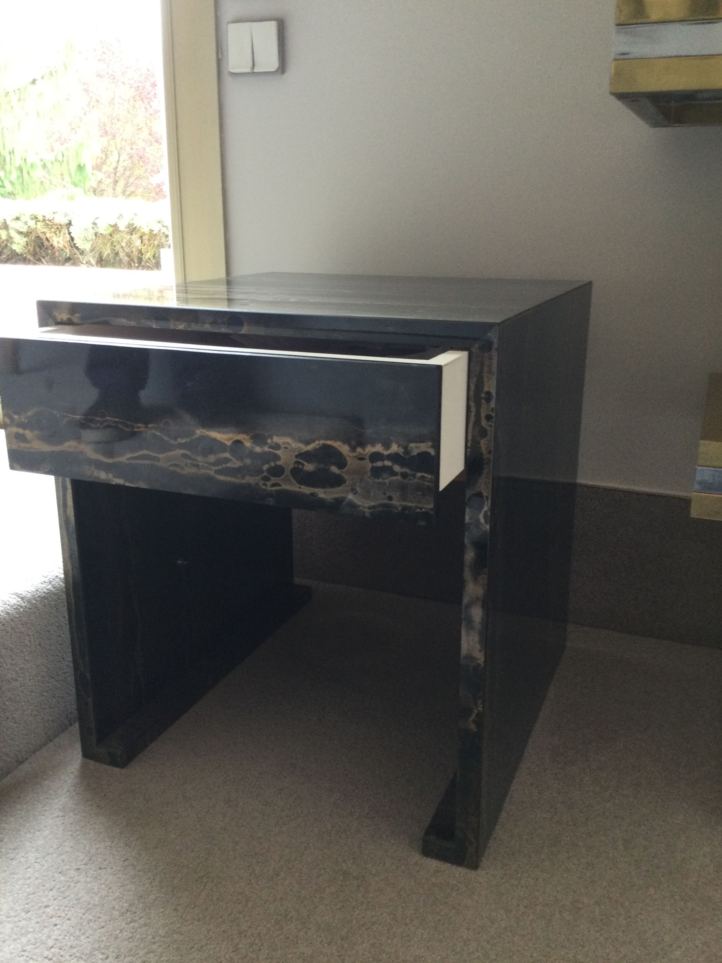 2 bedsides in blue amber hairs are