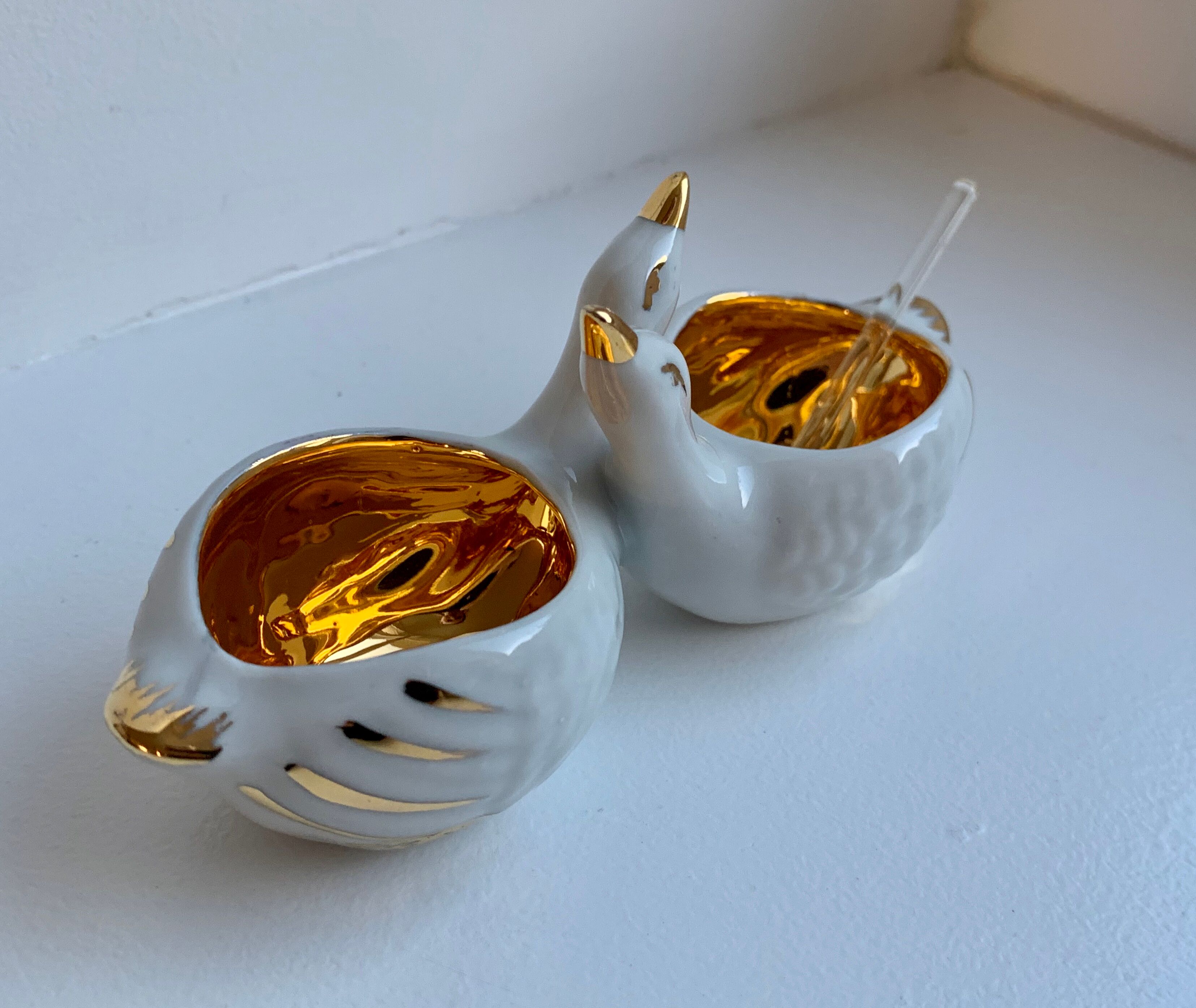 Ceramic pepper shaker in the shape of swans 60s