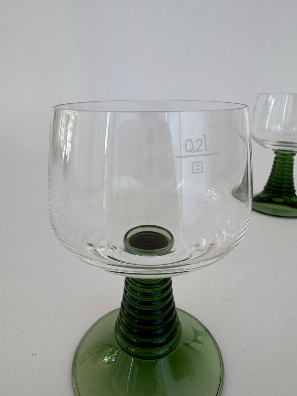 Un ensemble de 4 verres à vin vintage MCM Gren en forme de ruche.