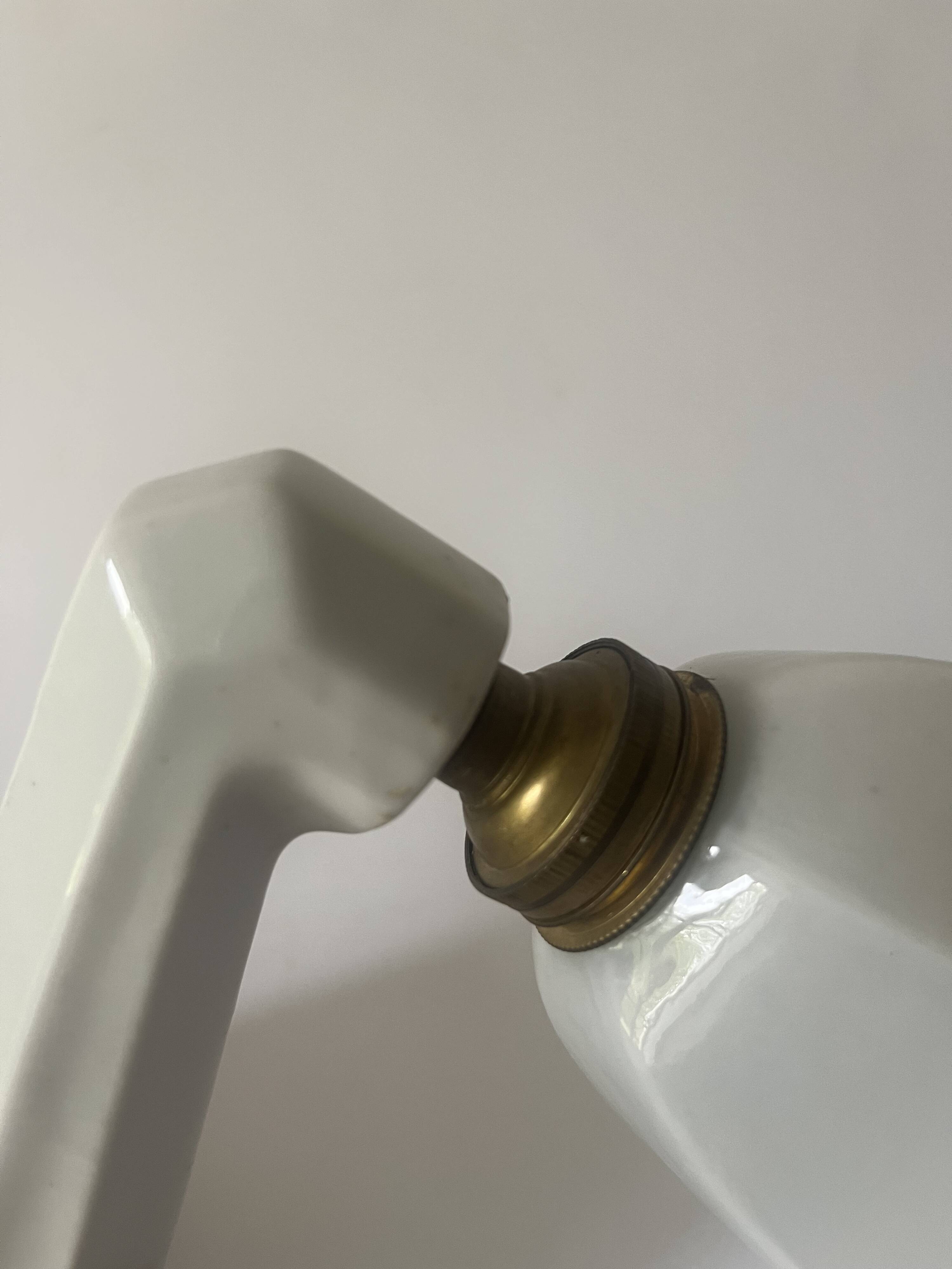 Art Deco wall light in ceramic and opaline.