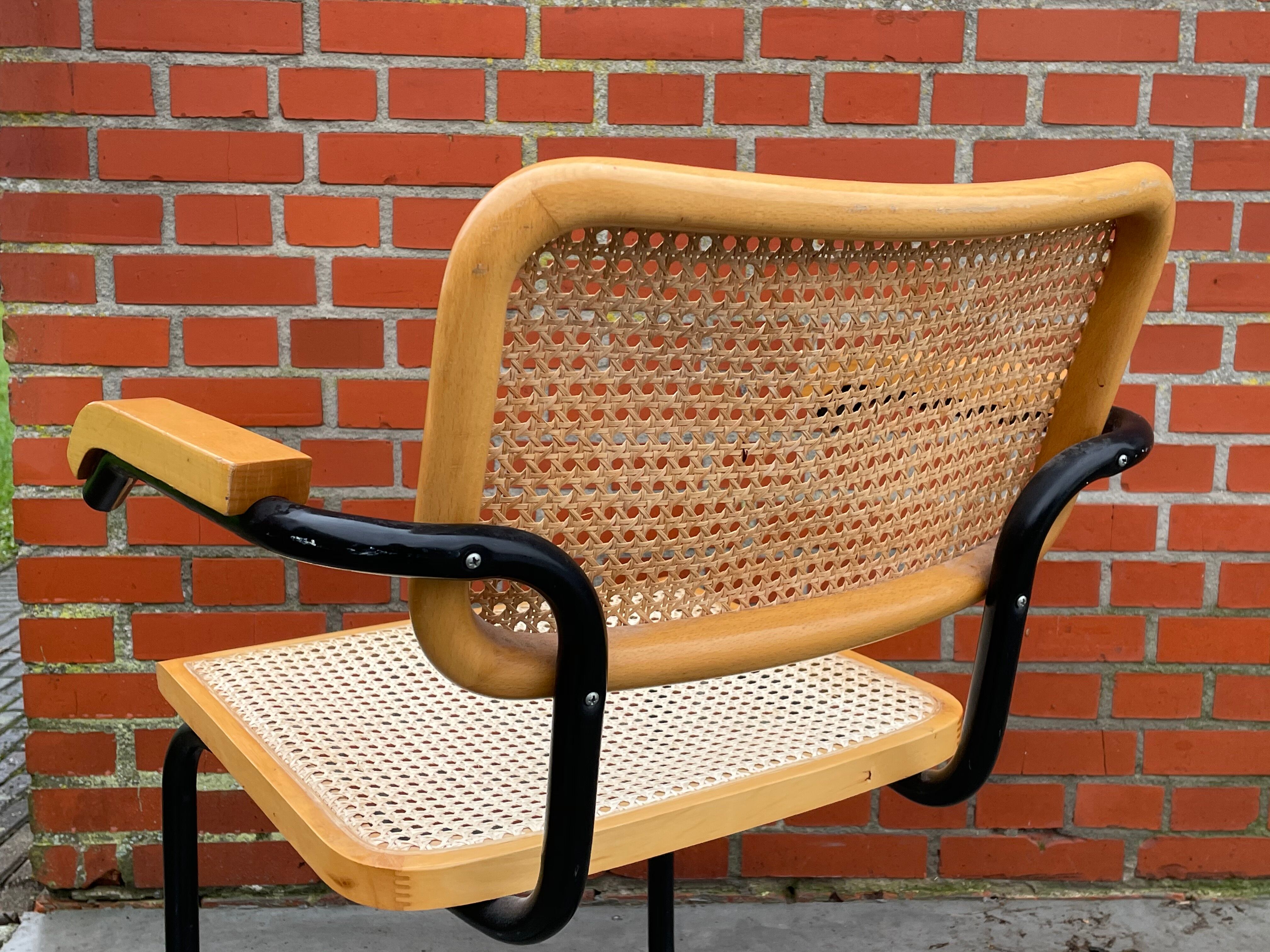 Chaise modèle Cesca conçue par Marcel Breuer avec accoudoirs à structure noire