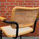 Chaise modèle Cesca conçue par Marcel Breuer avec accoudoirs à structure noire