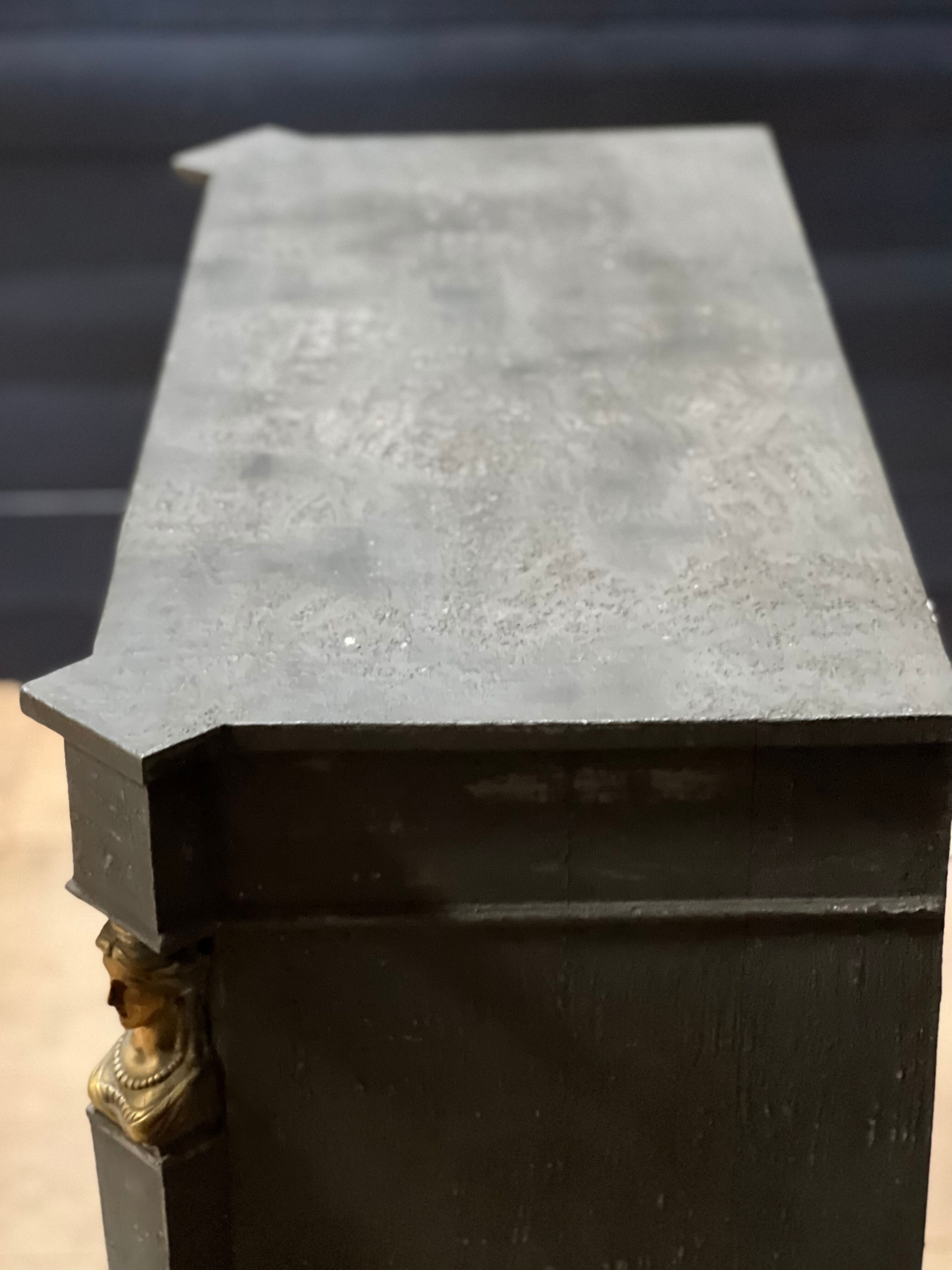 Commode patinée