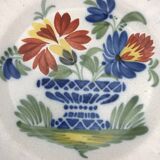 Assiette ancienne en faïence d’auvillar à décor de corbeille de fleurs polychrome