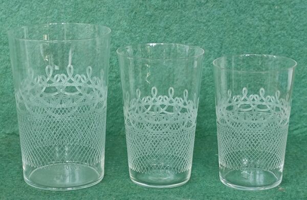 Ensemble 15 anciens verres en cristal gravé