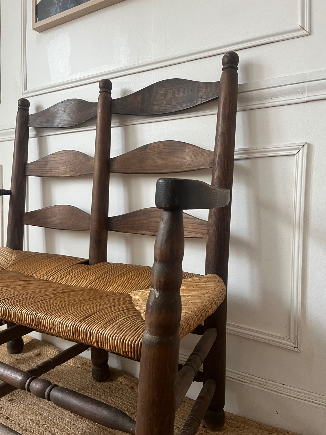 Wood and straw banquette