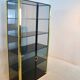 Armoire en verre fumé et laiton
