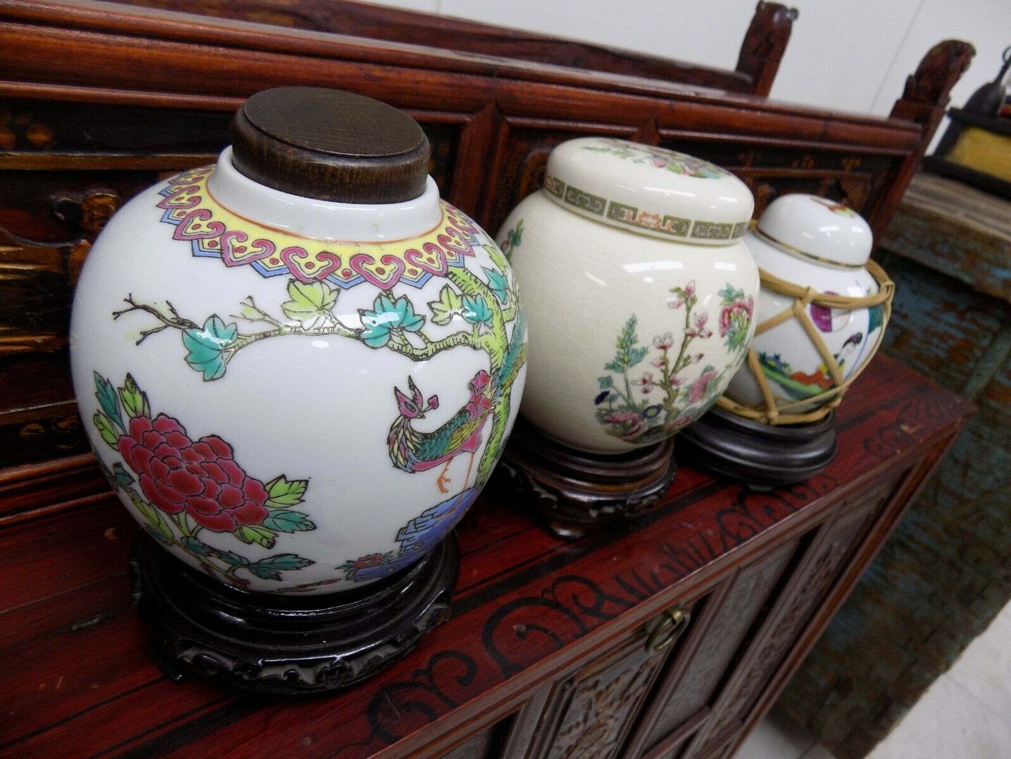 China porcelain lot 3 pots lid and wooden supports