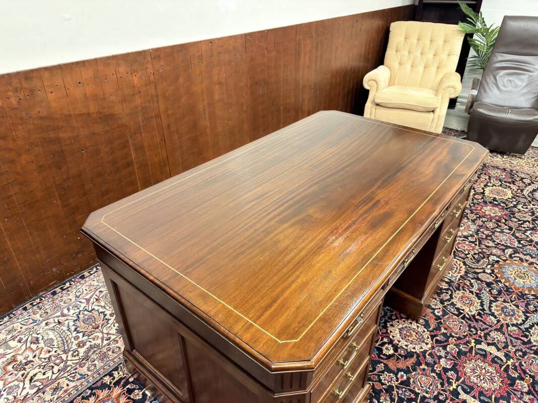 Bureau anglais classique avec chaise de bureau