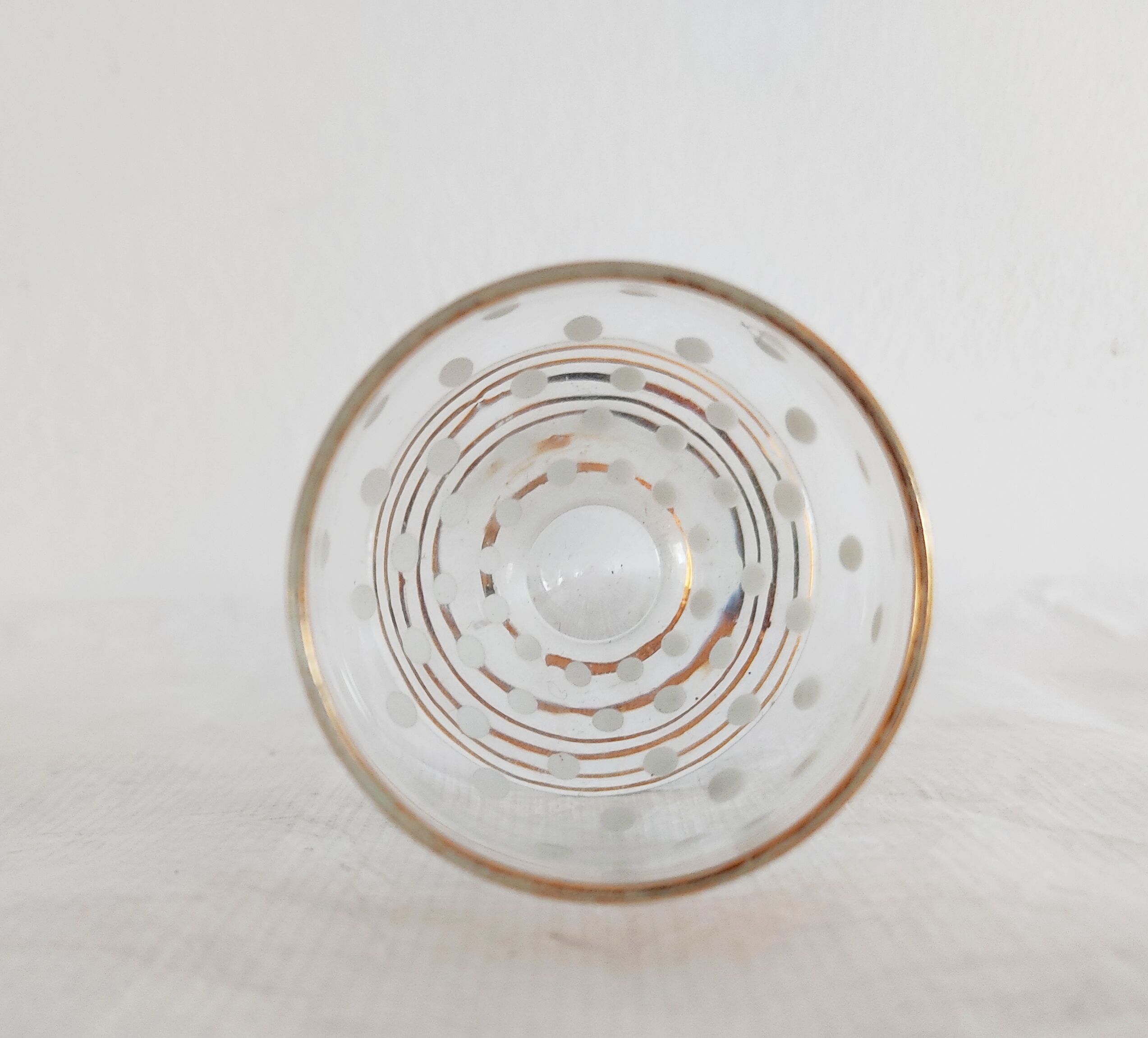 Set of 5 small glasses, white enamel peas