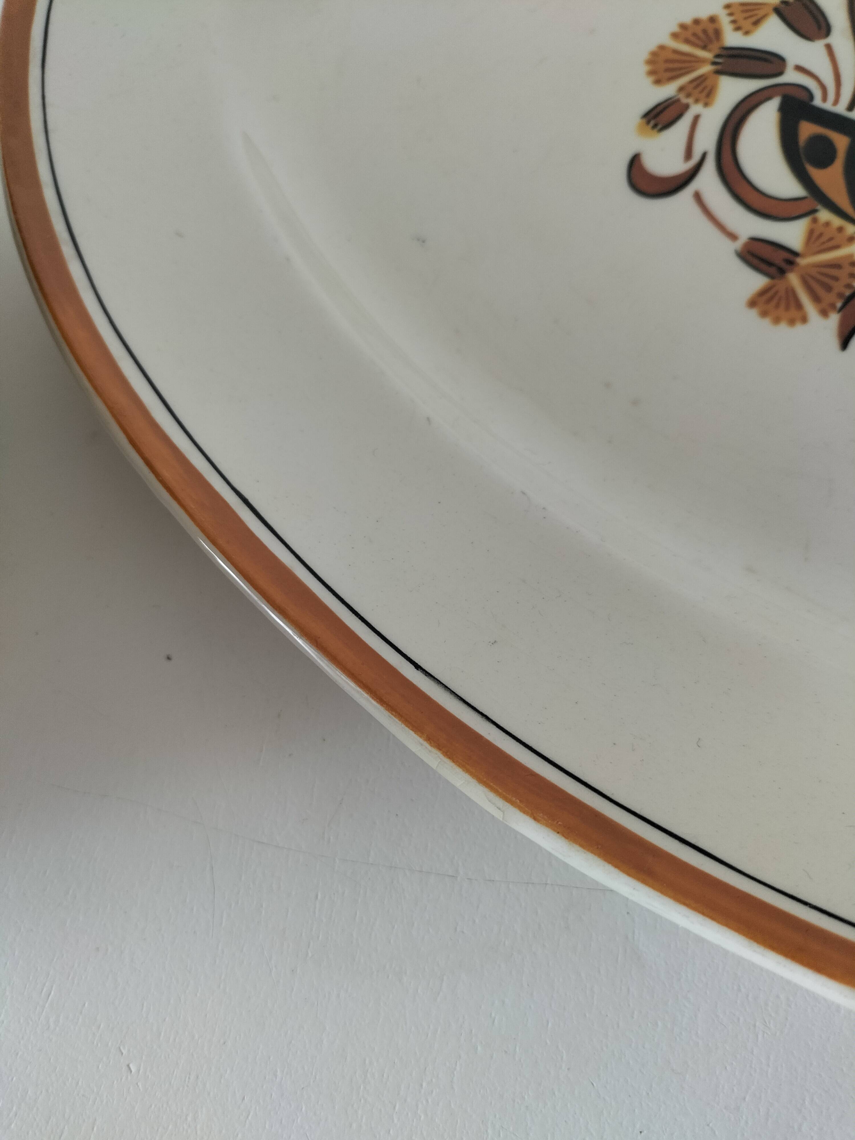 Pair of earthenware plates from Creil and Montereau, decorated with carnations, 1876-1920