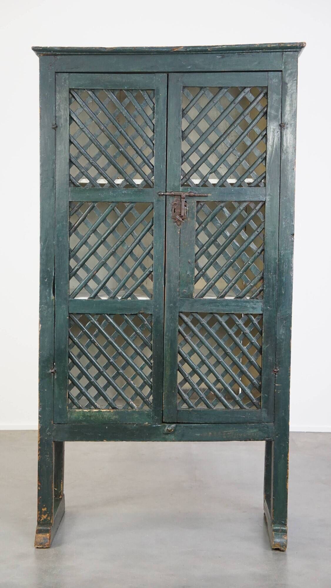 Armoire, buffet espagnol en bois vert et peintures Art populaire, XVIIIe siècle