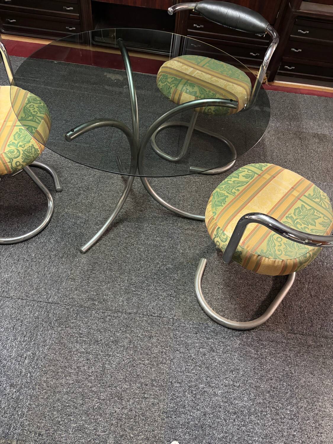 Table ronde en verre avec 3 chaises vintages