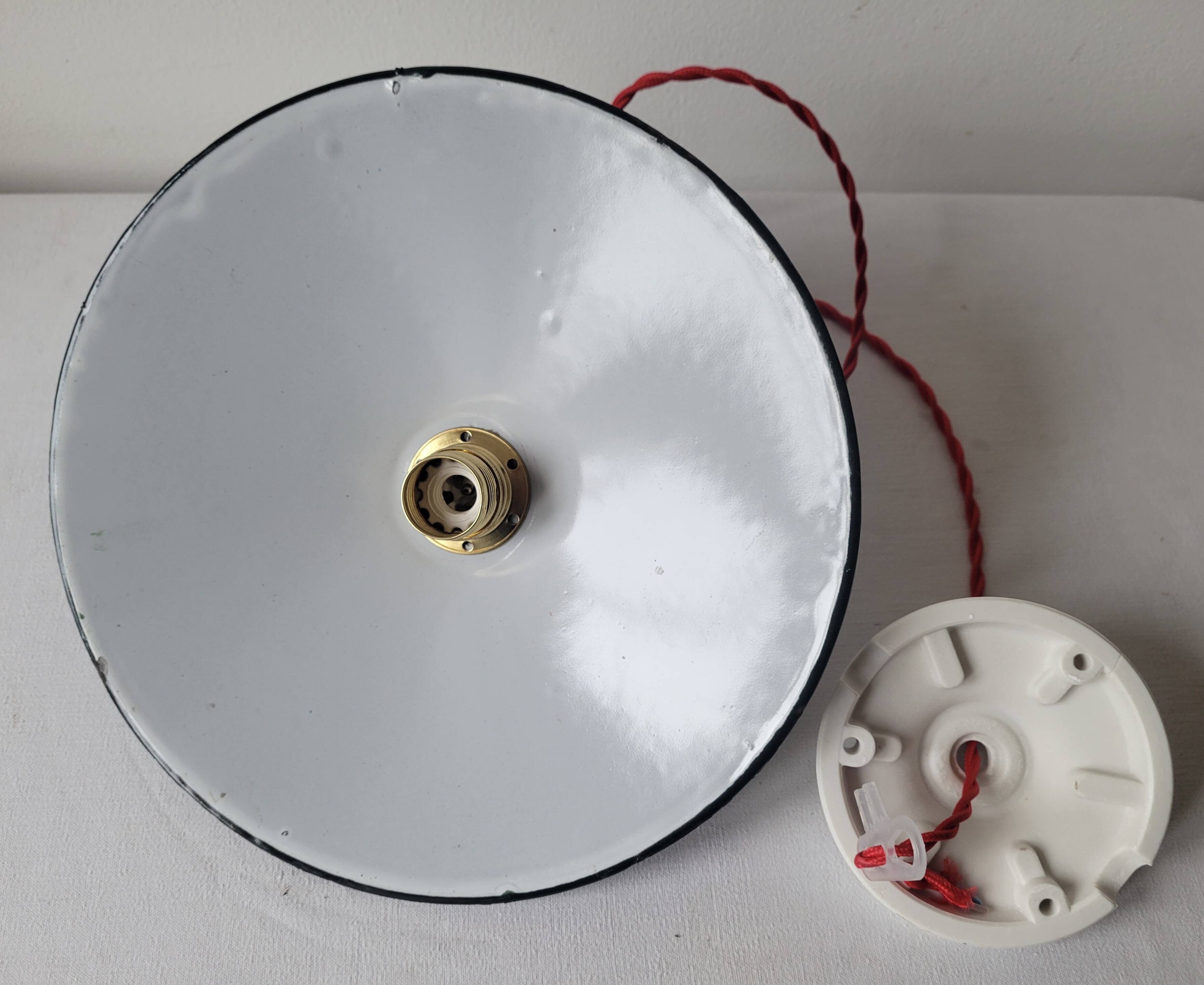 Workshop suspension in enamelled sheet metal