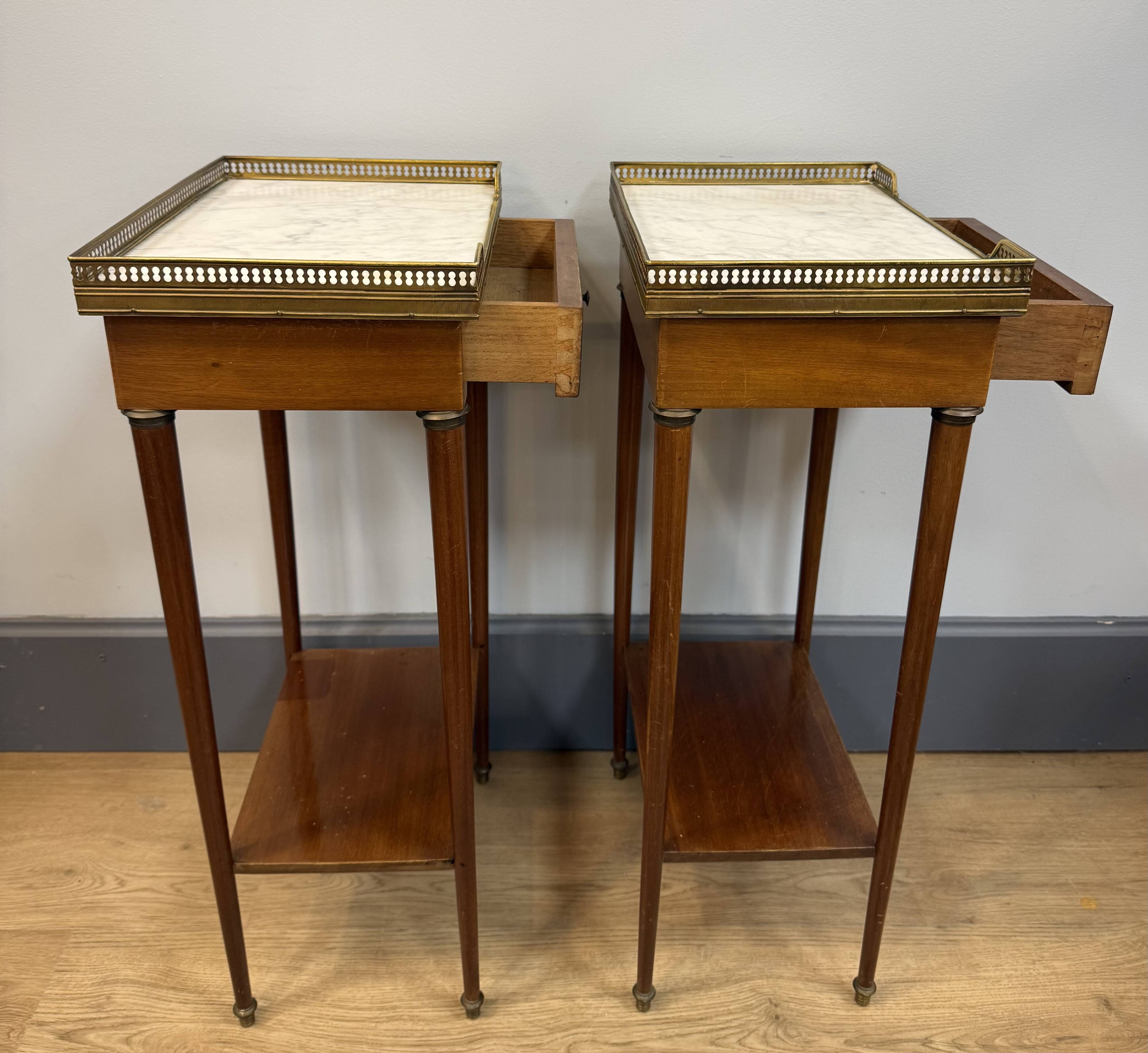 Paire de chevets style Louis XVI en acajou