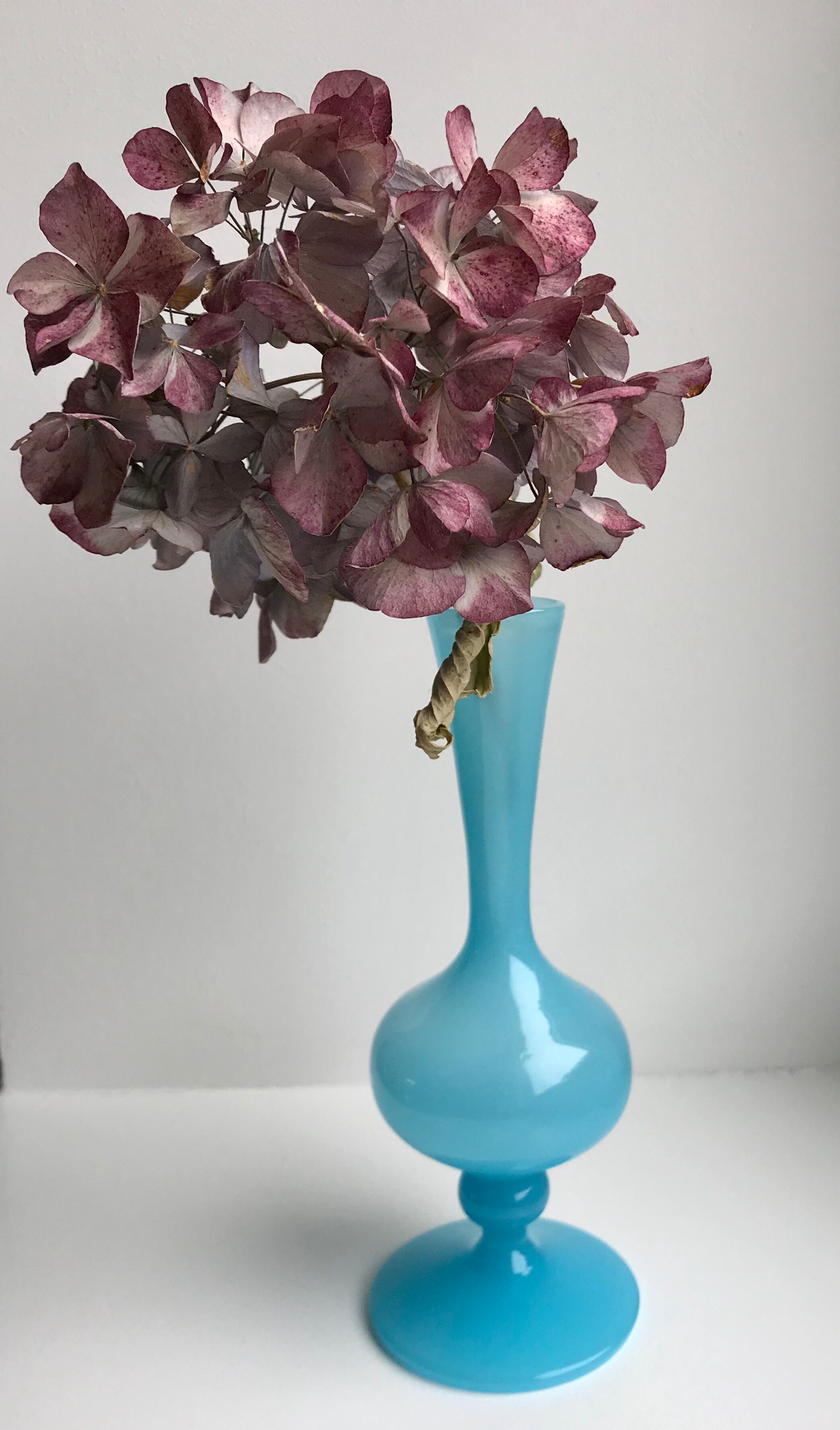 Vase en opaline bleu ciel années 50