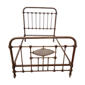 Lit en fer banquette de jardin