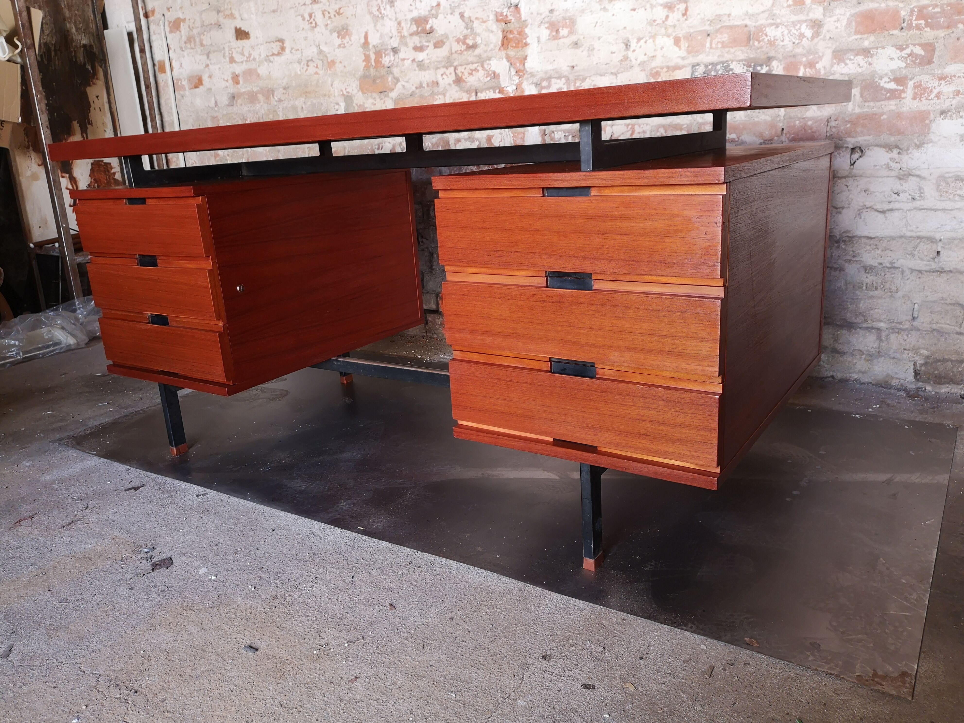 Pierre Guariche desk edited by Minvieille