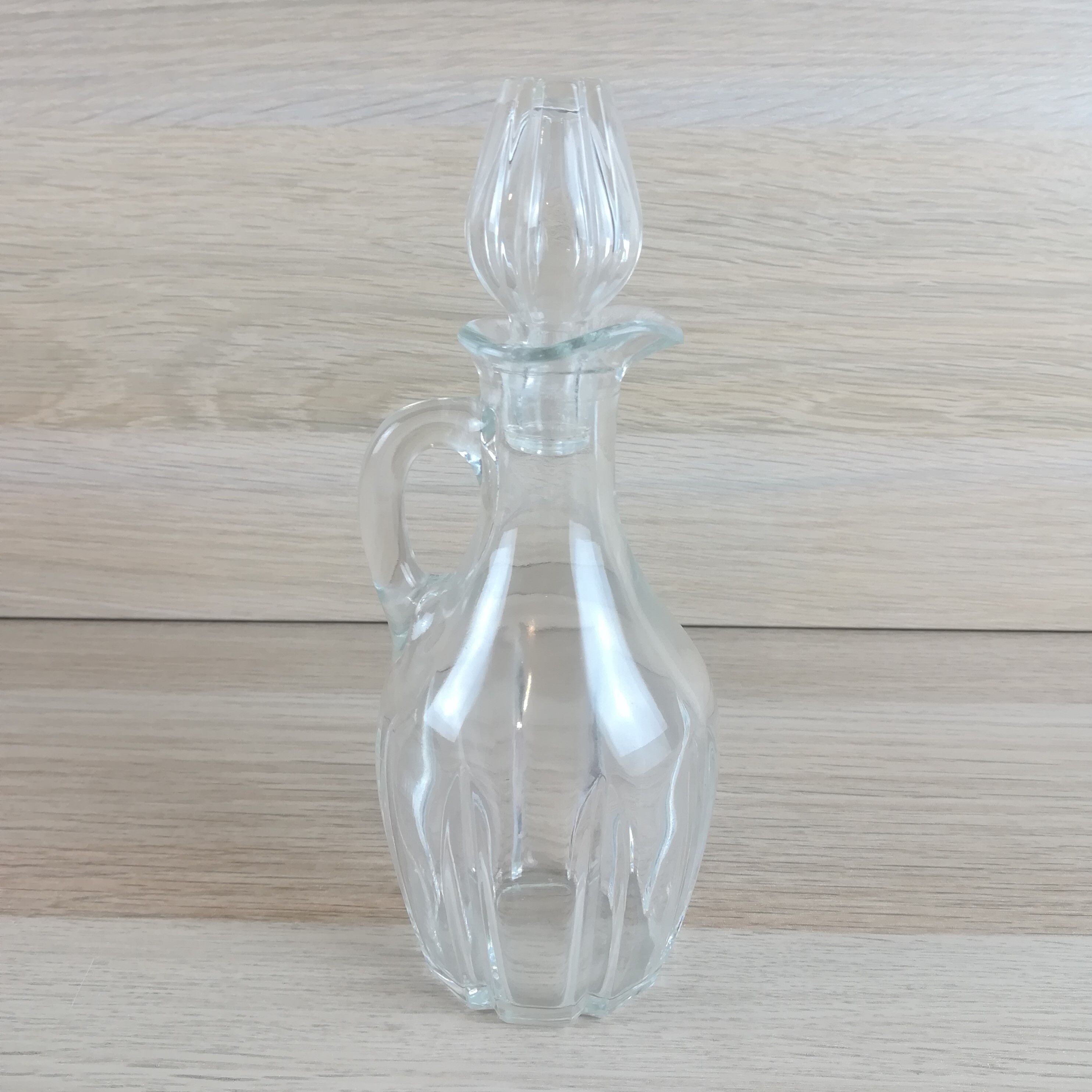 Glass decanter with handle