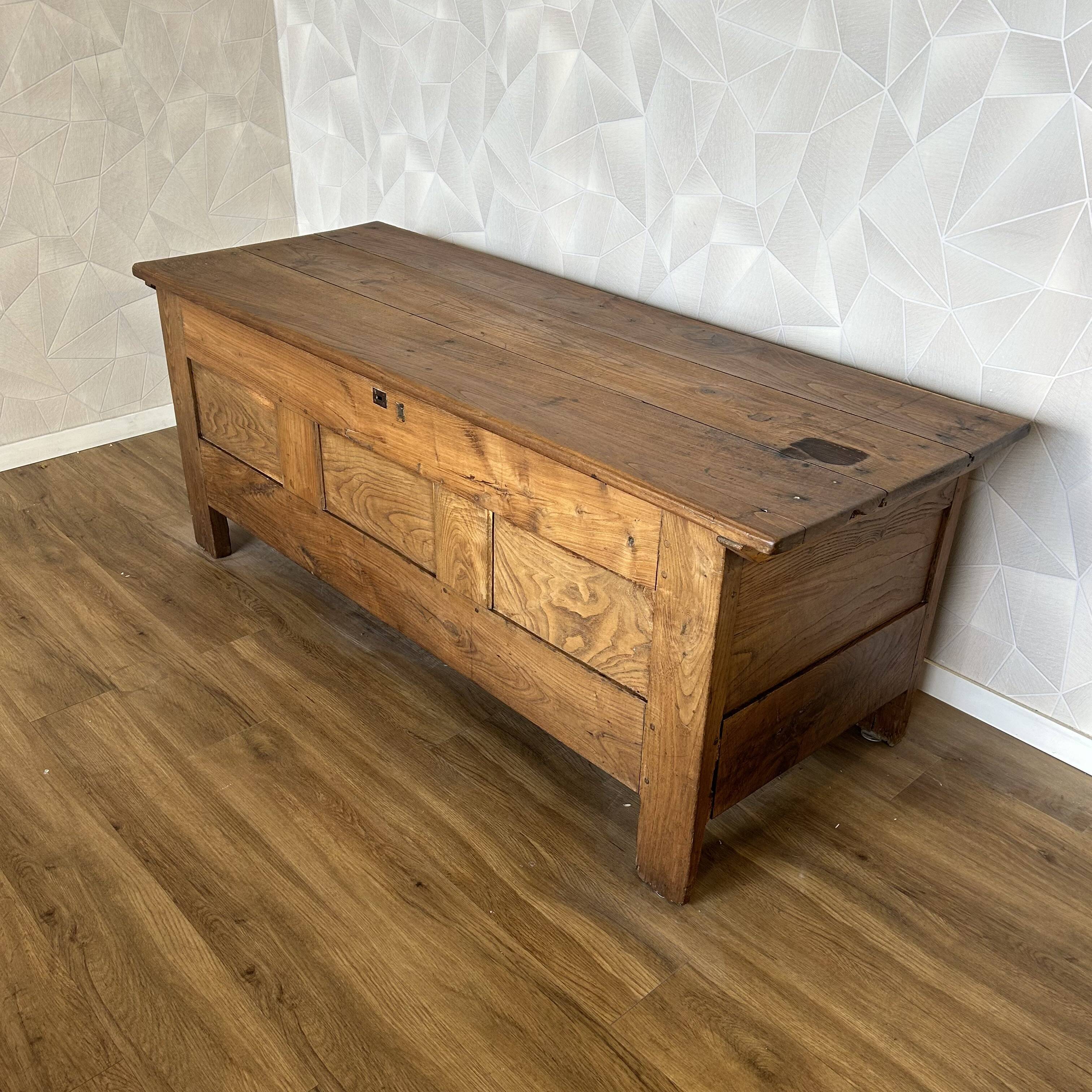 Chest in solid stripped oak