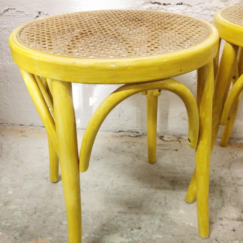 Duo de tabourets en bois et cannage