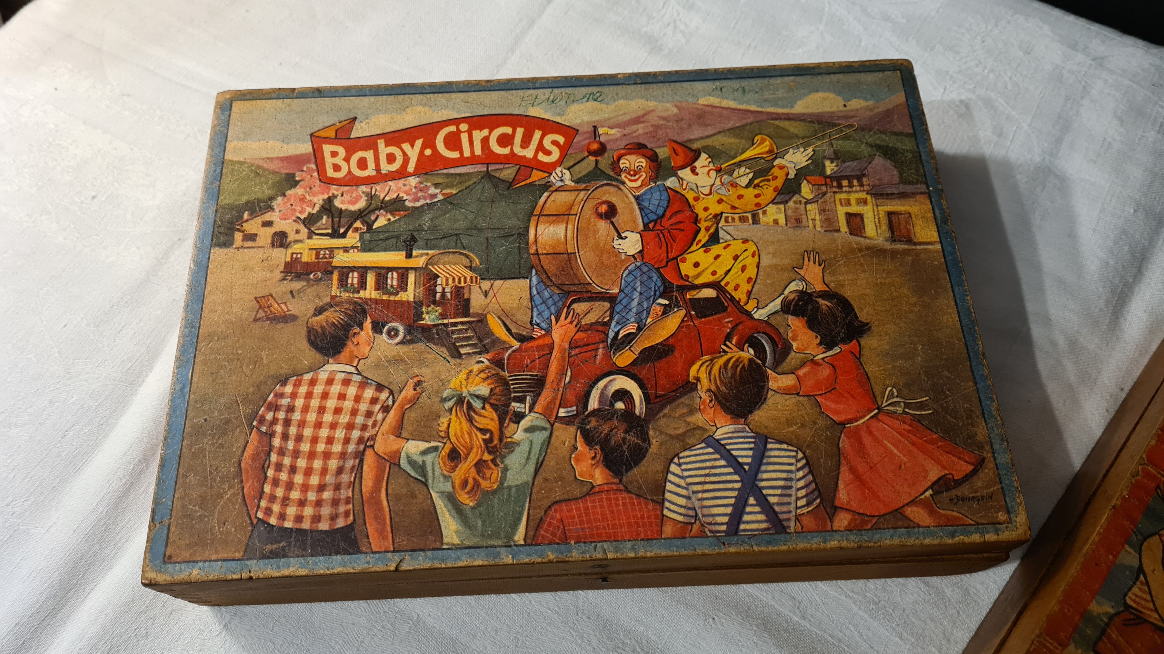 Lot of 2 cubic boxes
