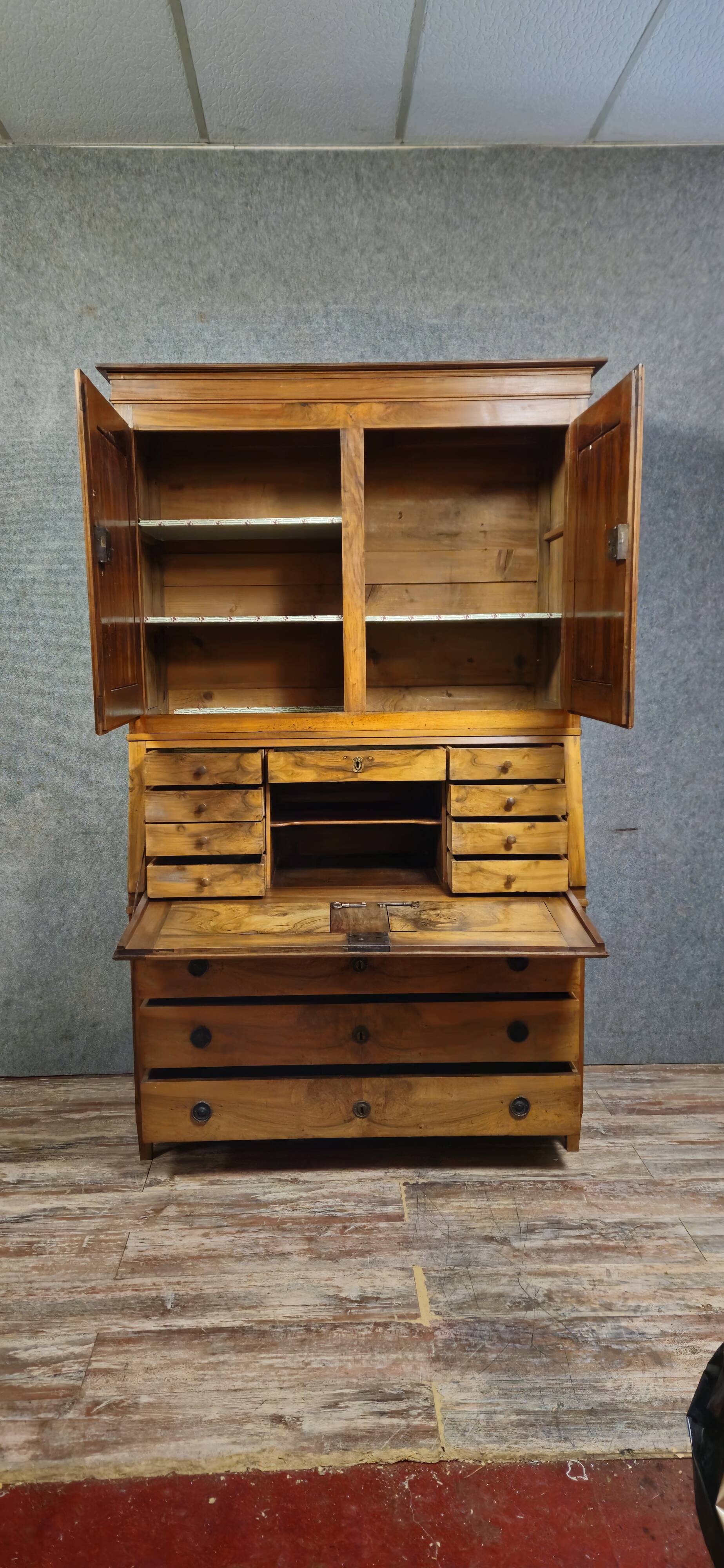 Secretary with three bodies in walnut from the Louis XVI period.