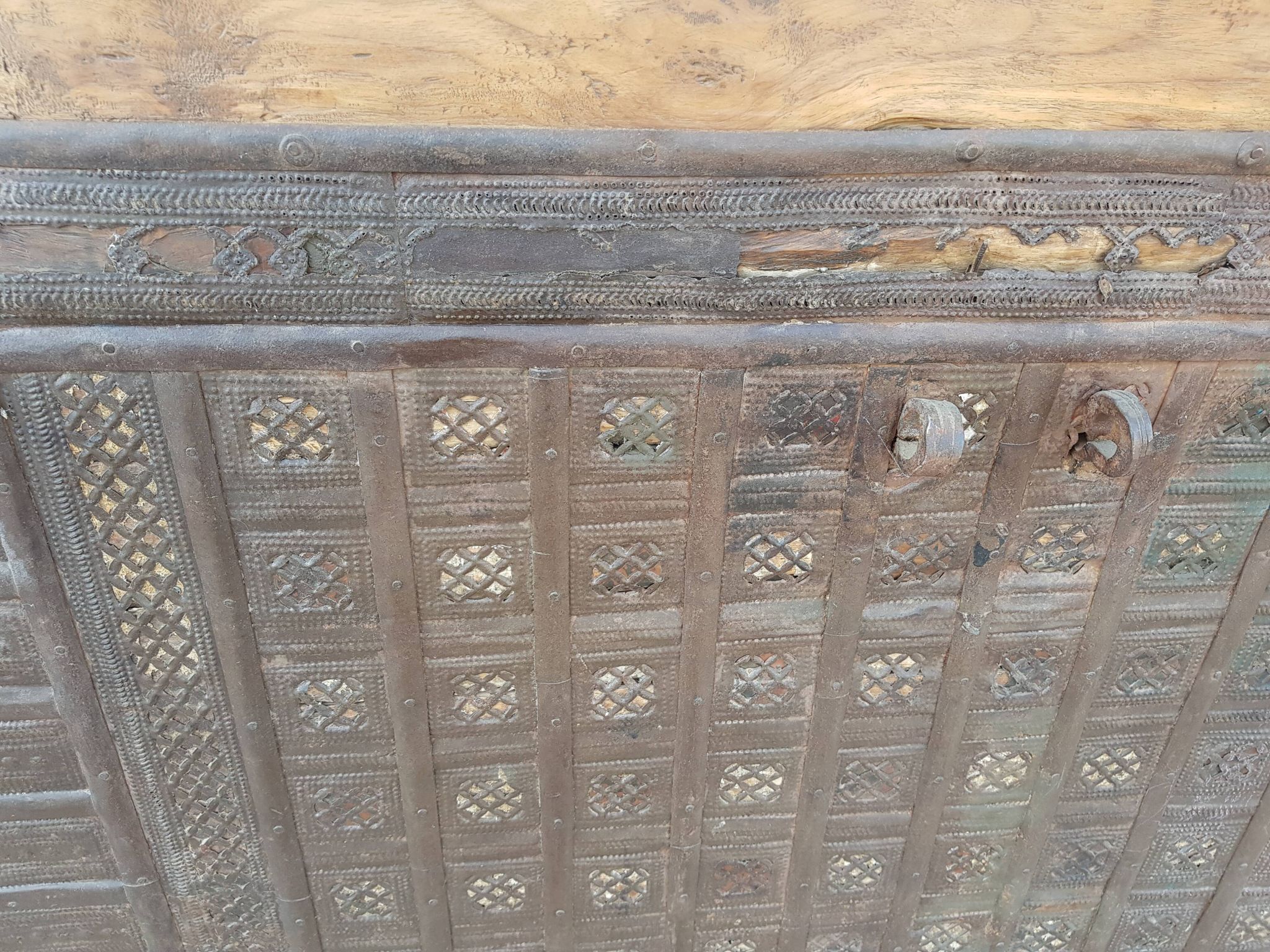Coffre ancien indien vintage  sur roues en bois début 20eme s