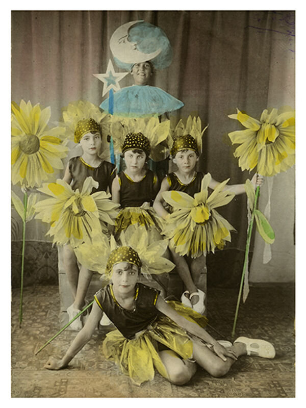 Photographie de cinq fillettes déguisées en tournesols