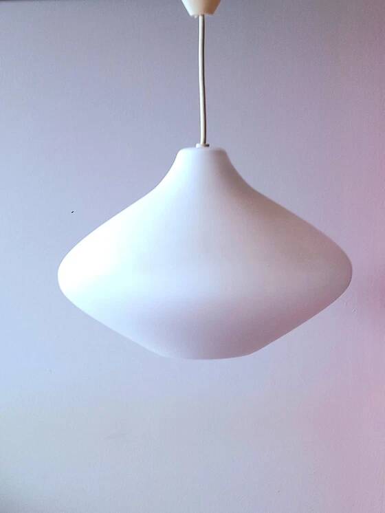 Suspension scandinave oignon en verre opalin 1950