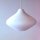Suspension scandinave oignon en verre opalin 1950