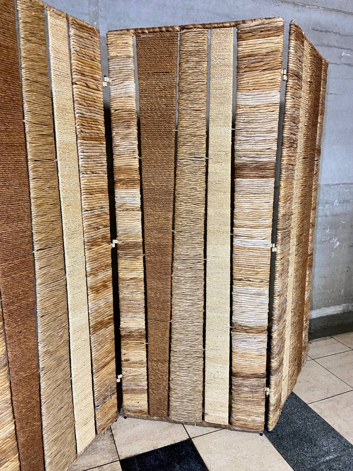 Vintage screen in straw and braided rope