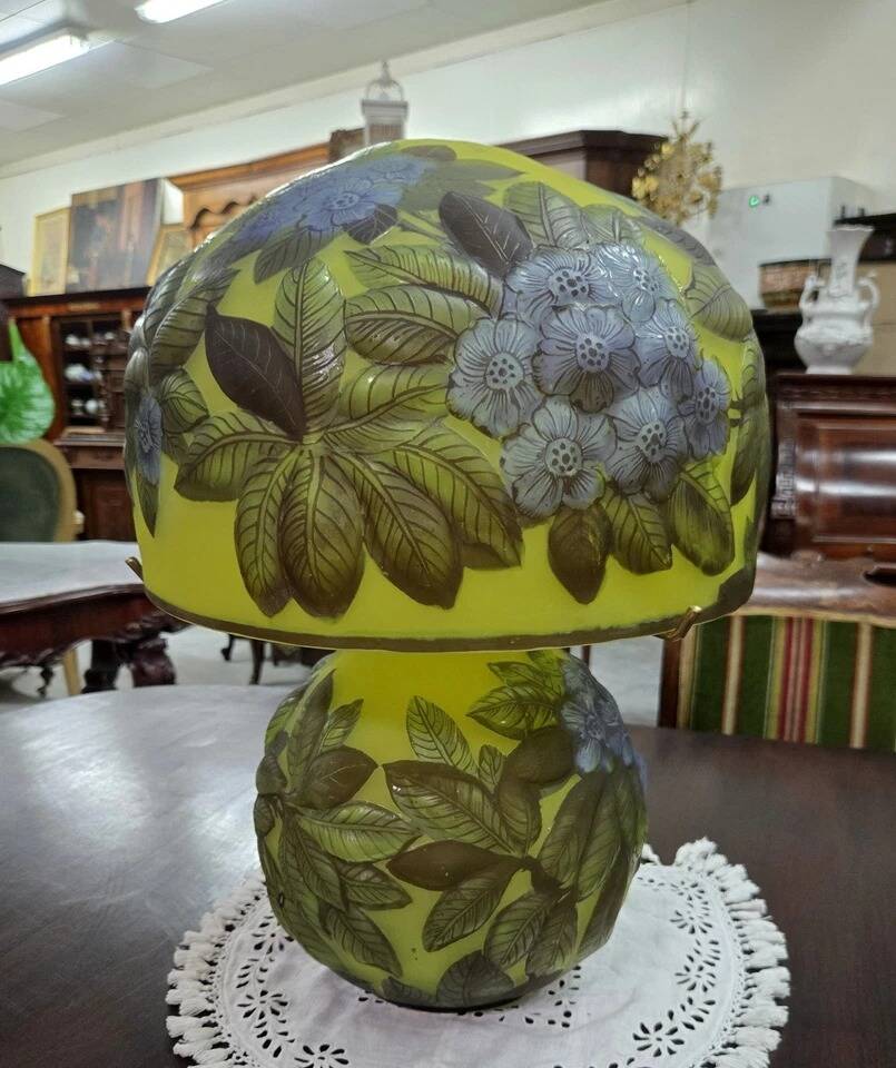 Table lamp in multilayer glass paste, adorned with a rich floral decoration.