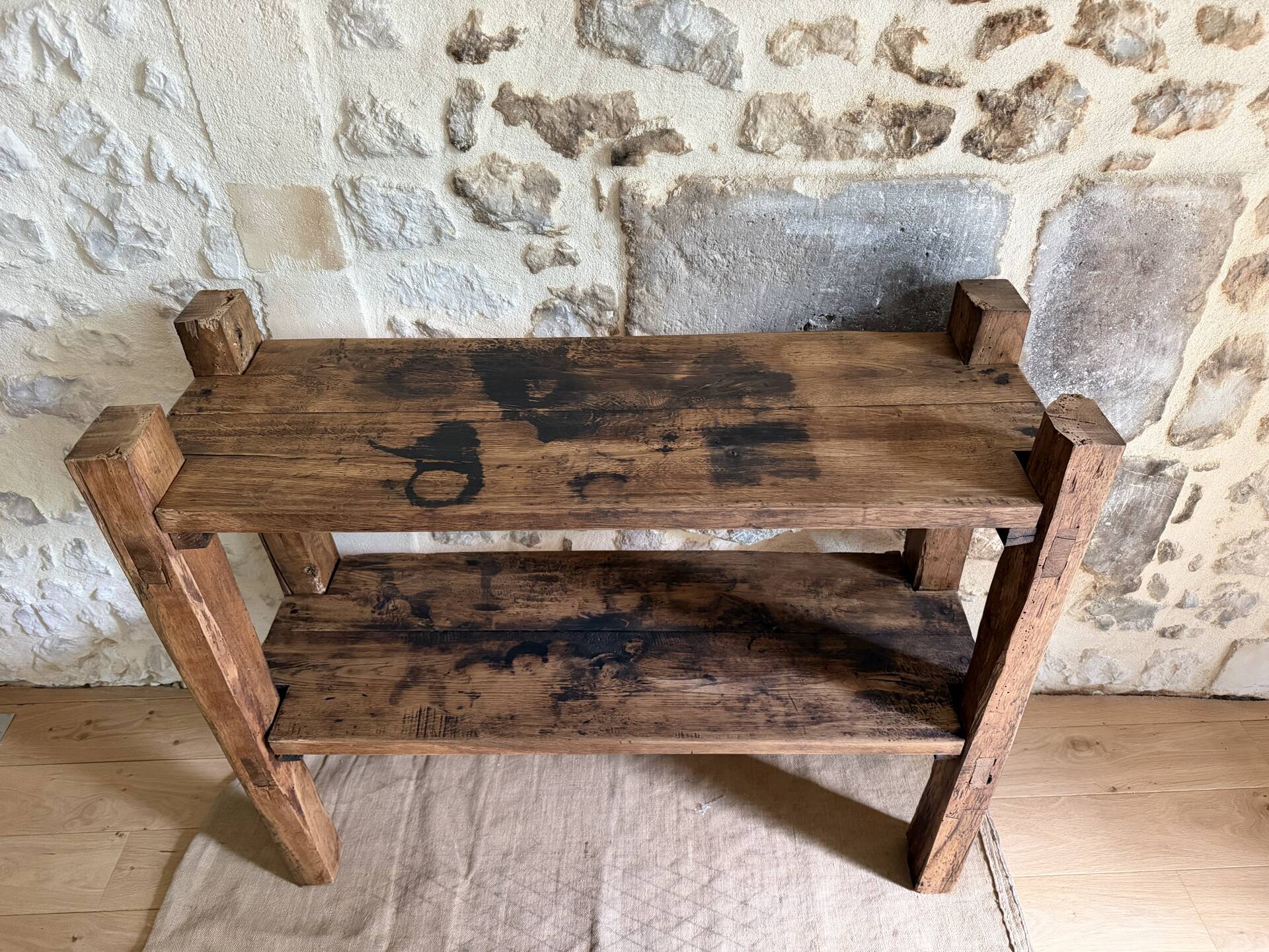 Étagère sur pieds en bois brut, art populaire