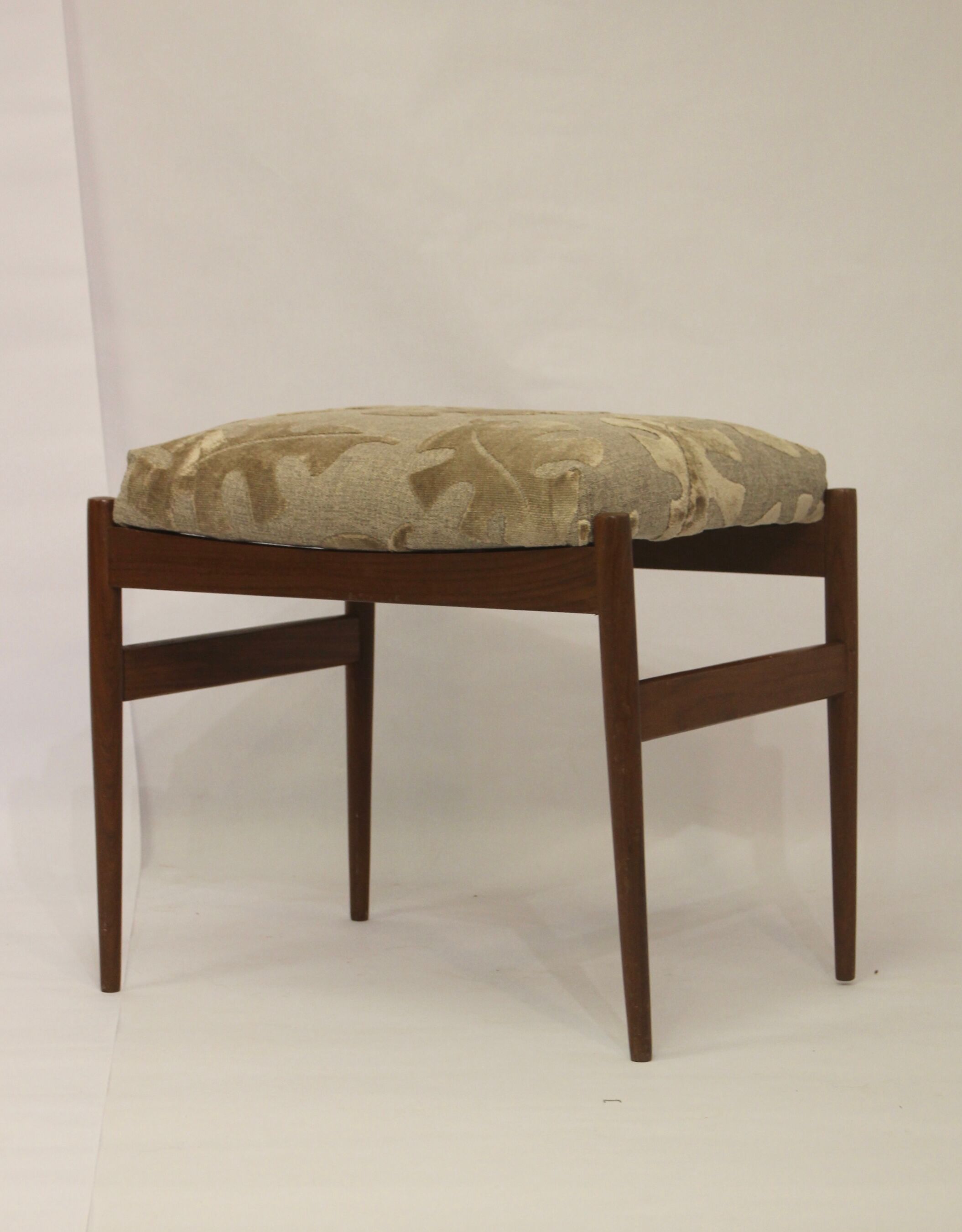 Scandinavian stool in beech 50