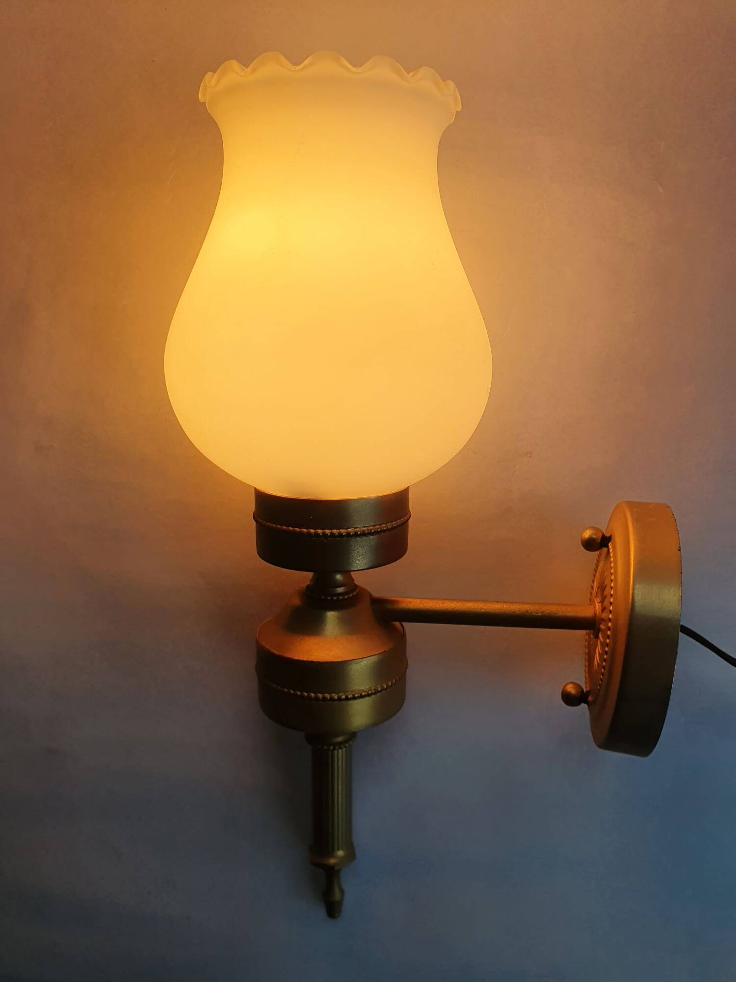 Trois appliques murales dorées flambeau style Empire