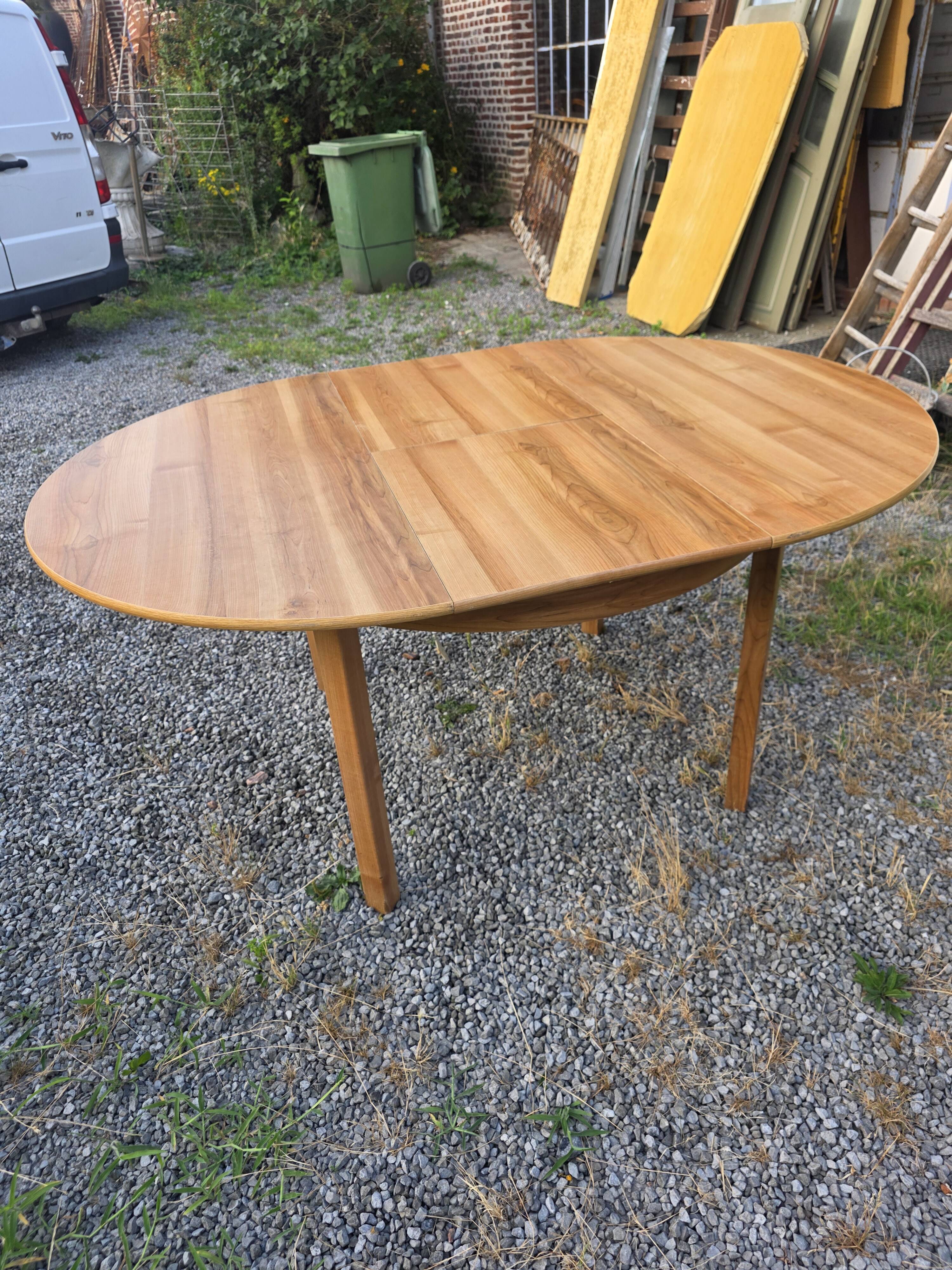 Scandinavian extendable oak table from the 1960s (butterfly extension)