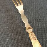 Série fourchettes et couteaux à crustacés ou dessert corne et laiton ancien