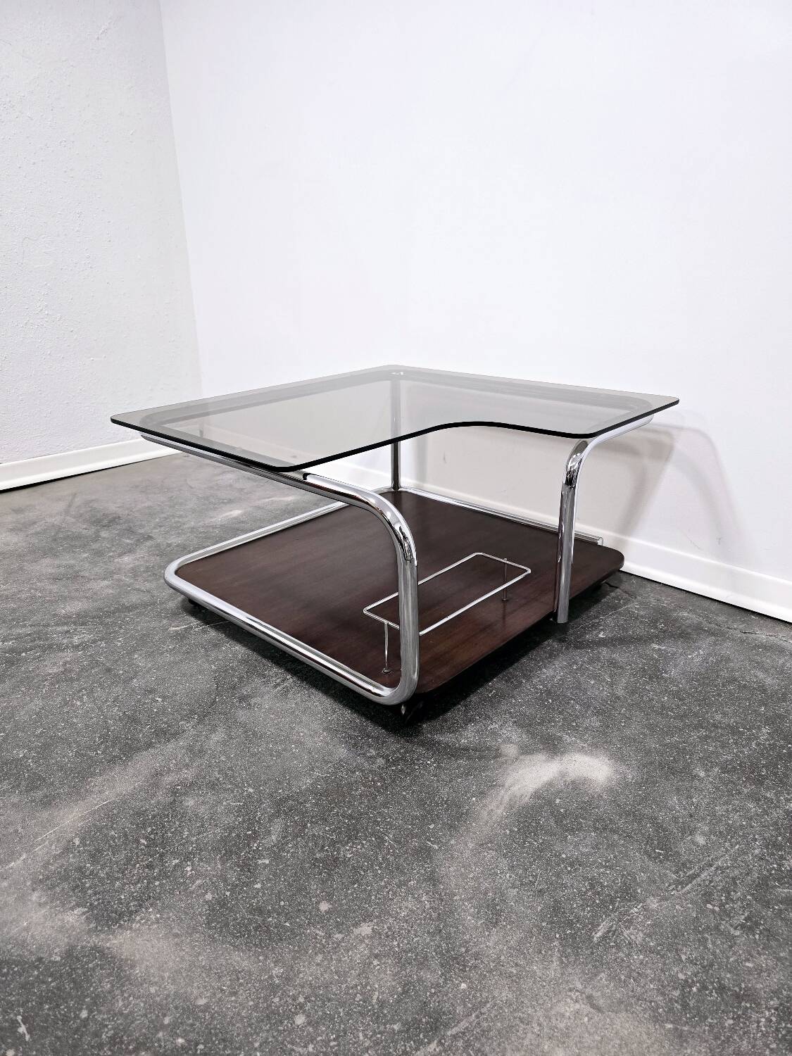 Table basse bauhaus en noyer des années 1970