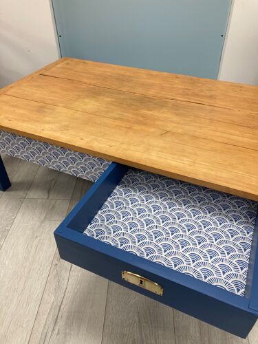 Table basse bleue et bois