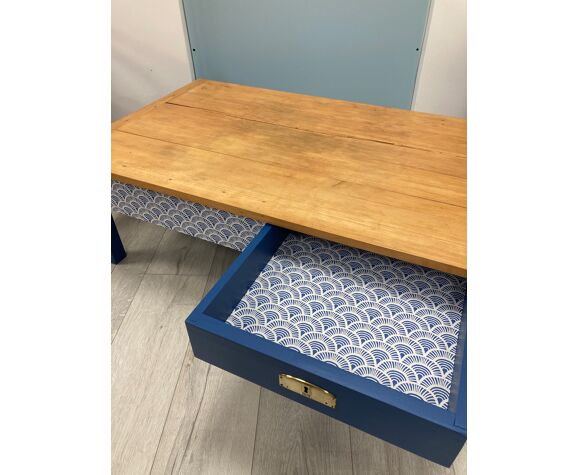 Table basse bleue et bois