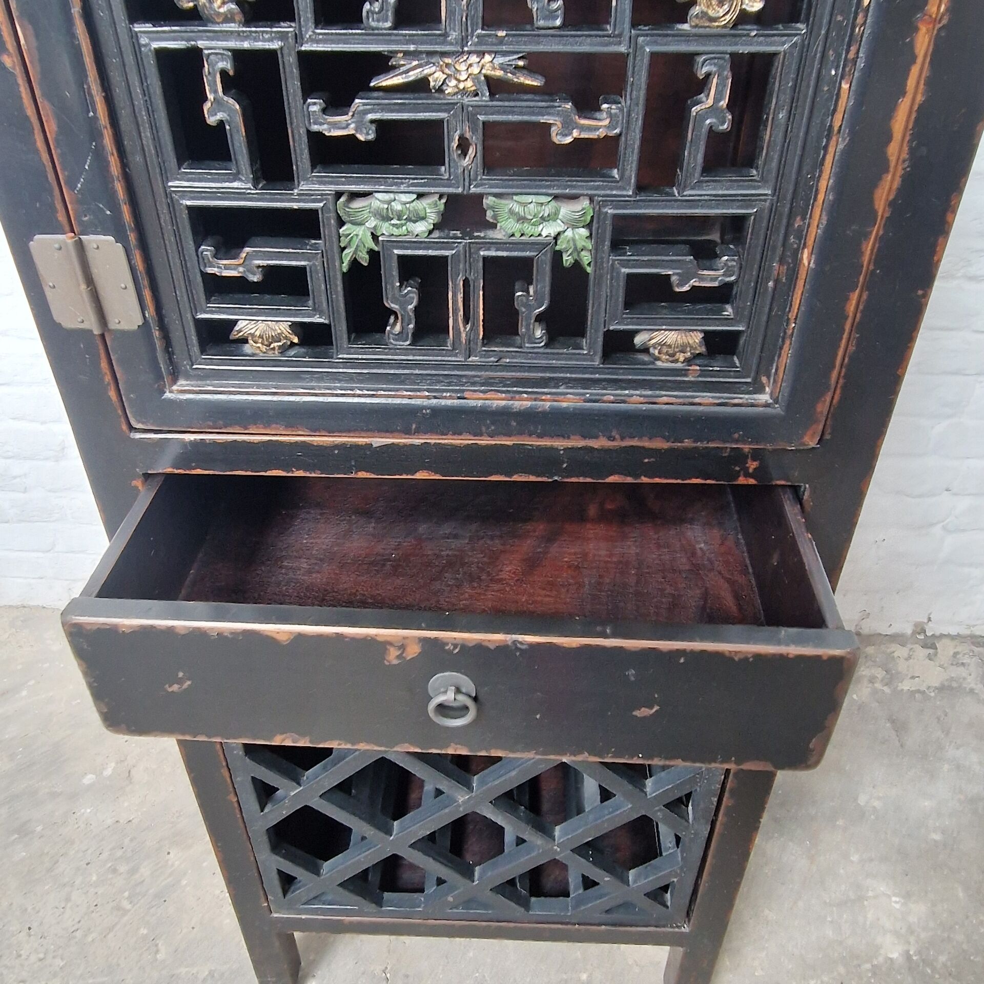 Cabinet chinois vintage noir patiné – porte sculptée ajourée – esprit